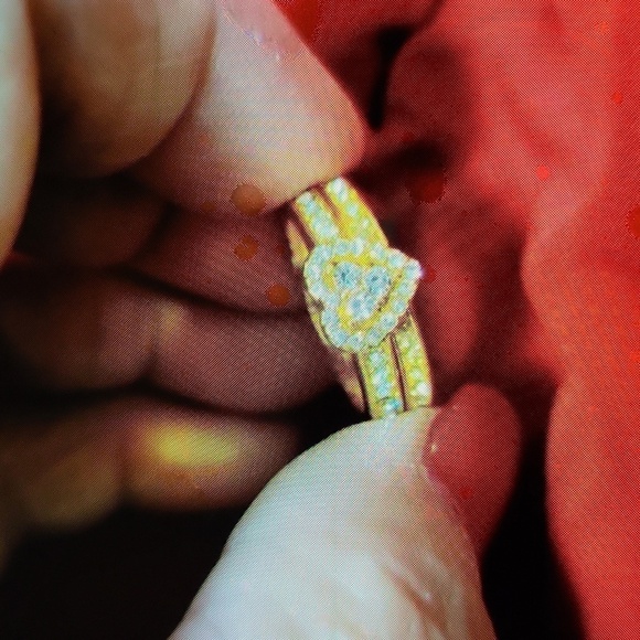 NWT 2PC Engagement setrhinestones heart shape, gold tone size 7 - Picture 4 of 9